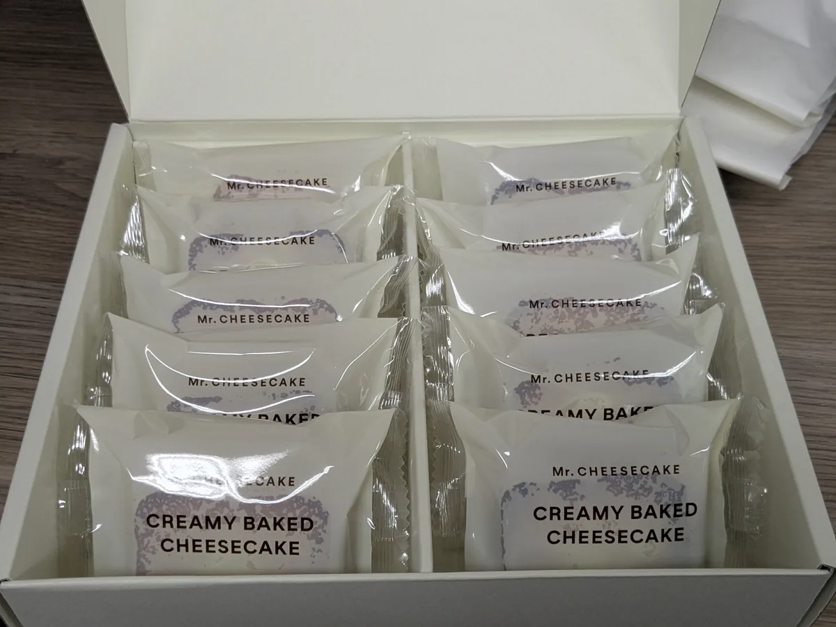 Mr. CHEESECAKEの個包装CREAMY BAKED CHEESECAKE10個入りギフトボックスの中身