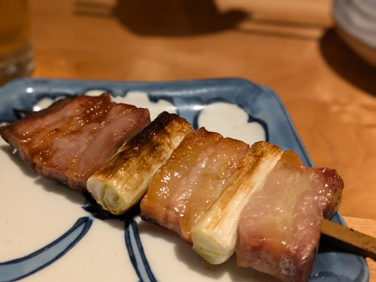 炭火の焼き目が香ばしい限定の発酵豚ネギマ