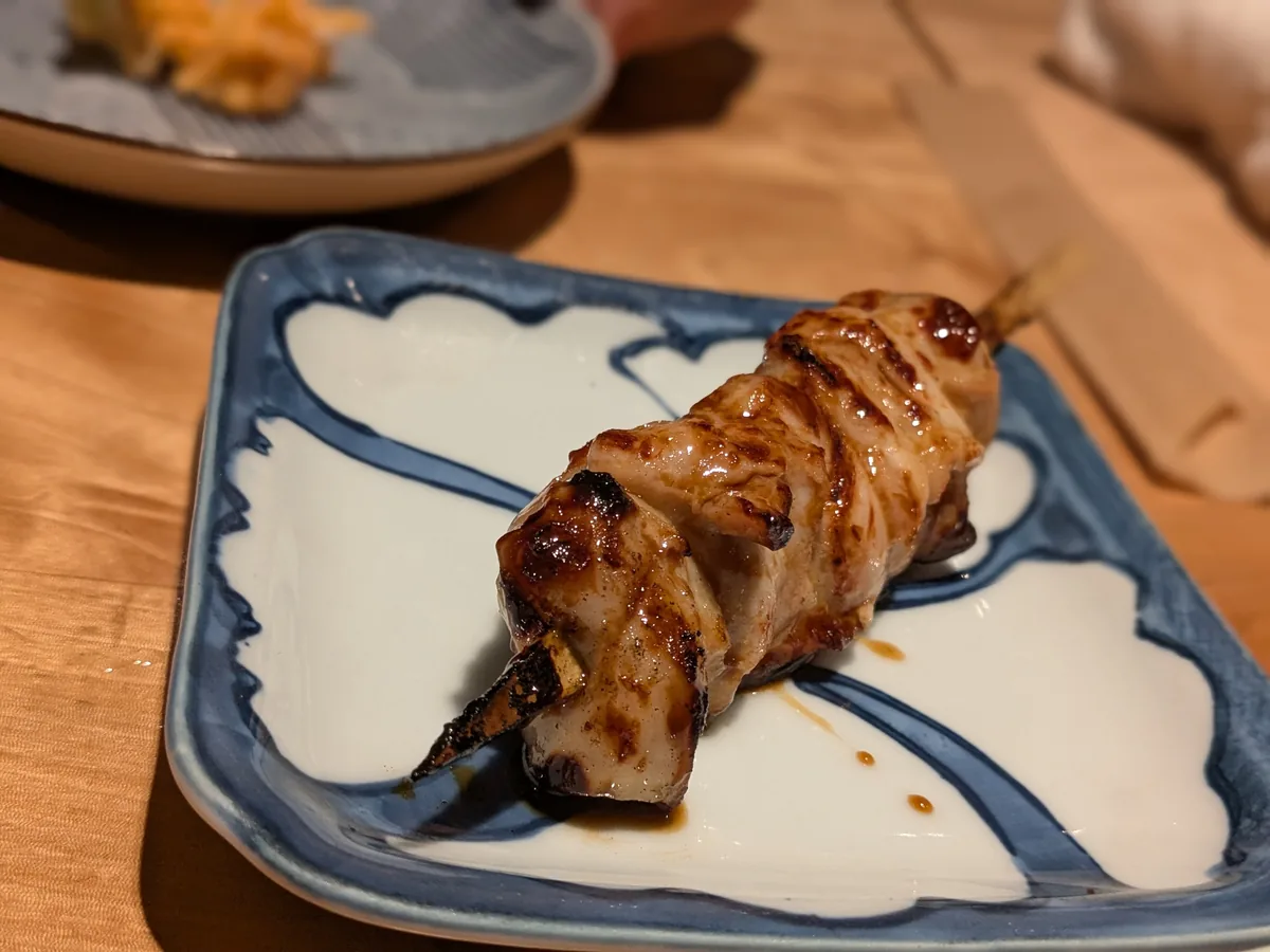 黒みりんだれが照る大ぶりの発酵焼きとり