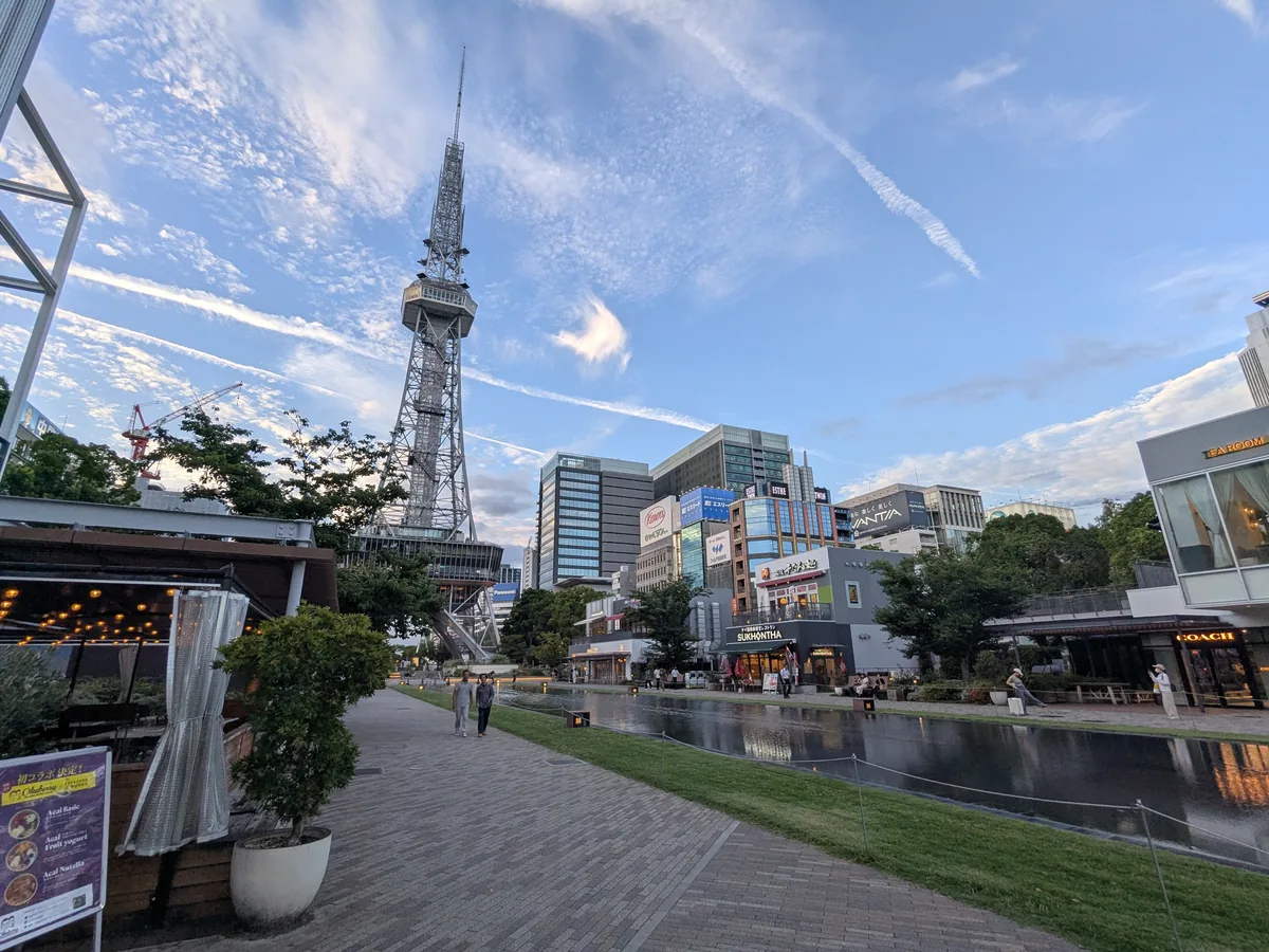 中部電力MIRAI TOWER(テレビ塔)と水盤が広がる夕暮れのレイヤード久屋大通パーク