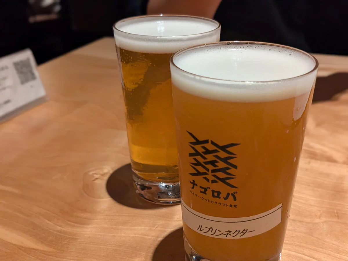 ナゴロバのロゴ入りグラスで提供されるワイマーケットのクラフトビール2杯