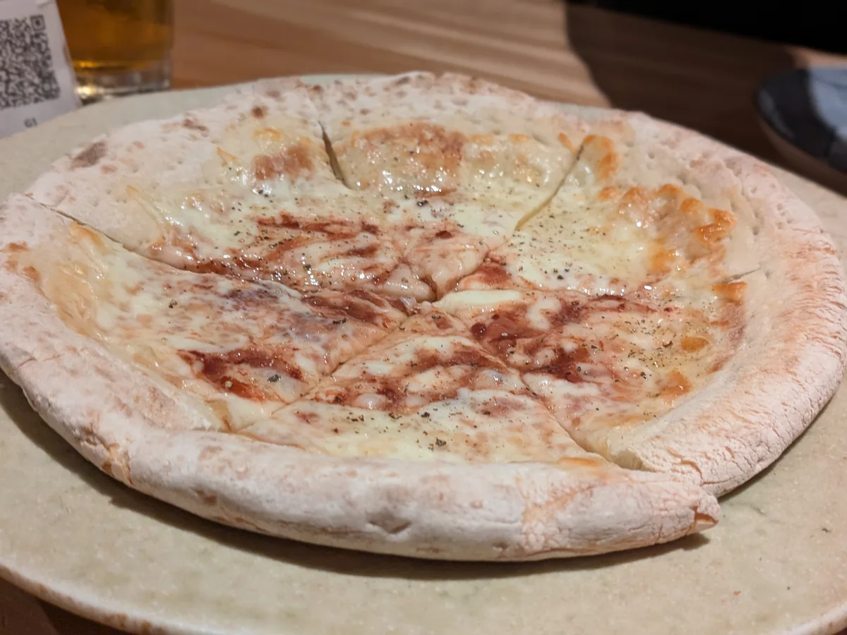 カツオの酒盗とはちみつを合わせたナゴロバのピザ