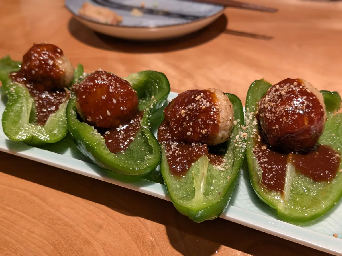 生ピーマンに味噌だれつくねをのせるナゴロバの名物おつまみ