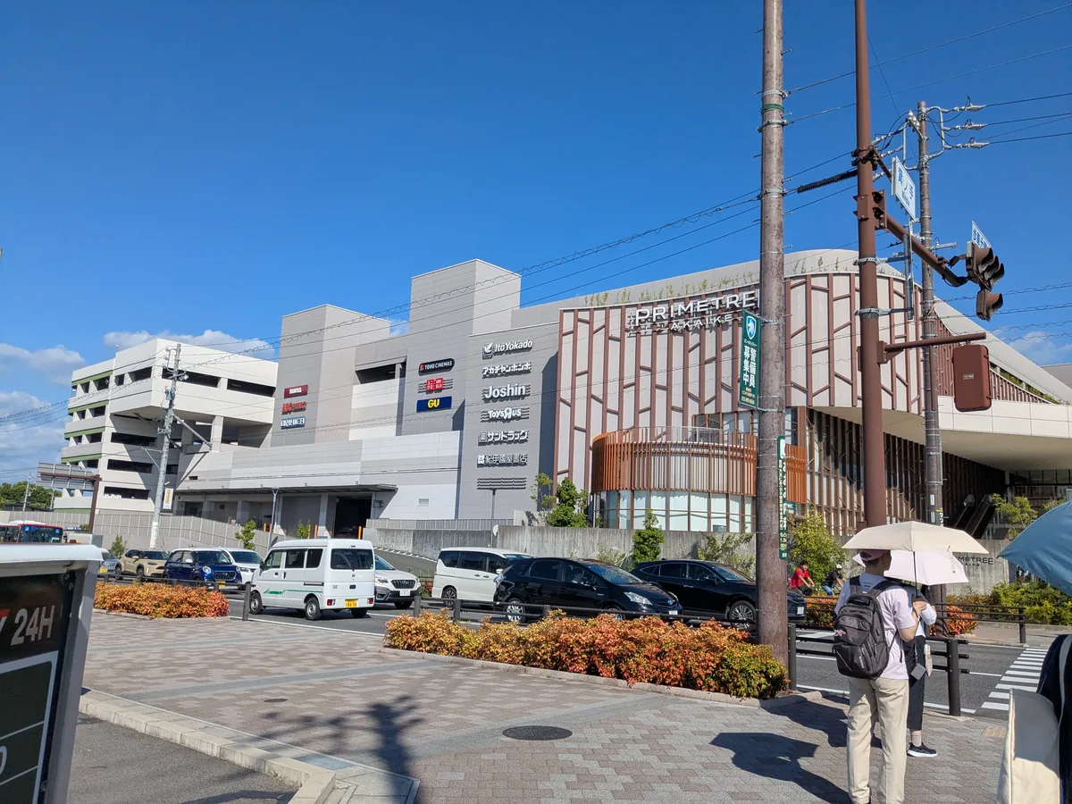 赤池駅側から見たプライムツリー赤池の外観。イトーヨーカドーやTOHOシネマズ、トイザらスなどの看板が並ぶ