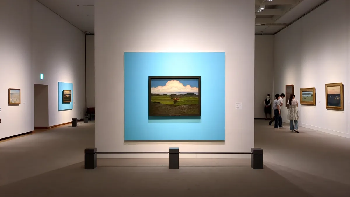 水色の壁に1点だけ展示されたカール・ノードシュトゥルム《テューン島のホーガ盆地》と愛知県美術館の展示室