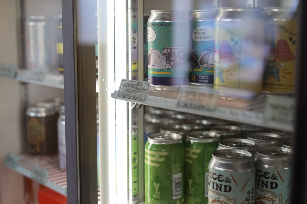 名古屋西のショーケースに並ぶTHIRD EYE IPAなどワイマーケットブルーイングの缶ビール
