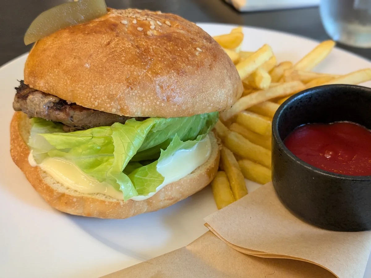 ウルフギャング・パック愛知芸術文化センター店のWPアメリカンバーガー1,900円。ごまバンズとビーフパティ、フライドポテト付き