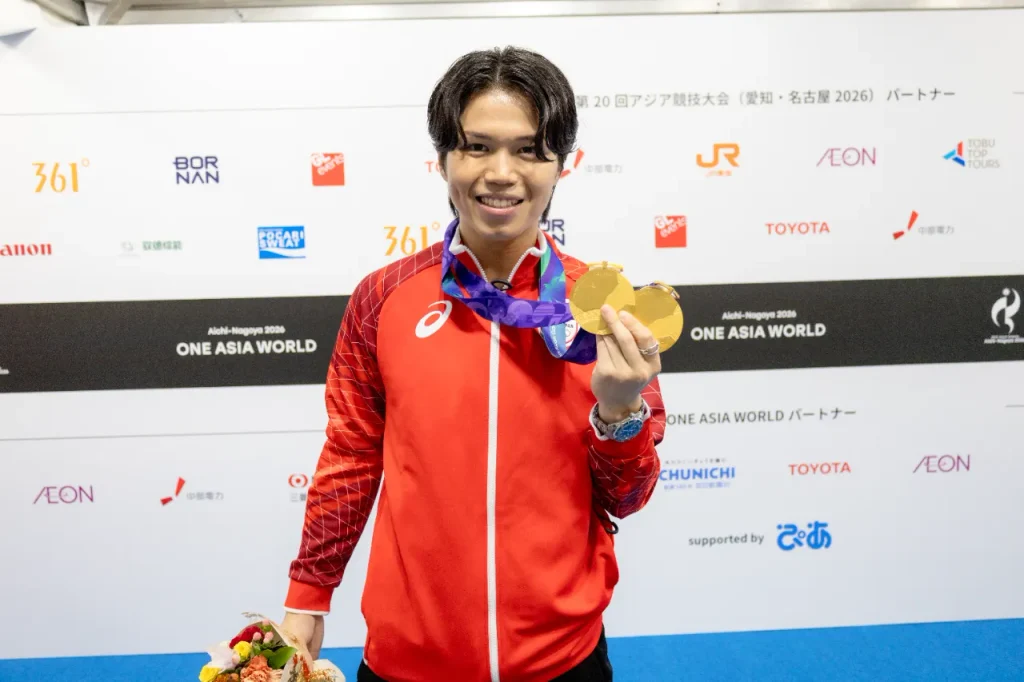 個人と団体の金メダル2個を掲げるフェンシング男子フルーレの飯村一輝選手