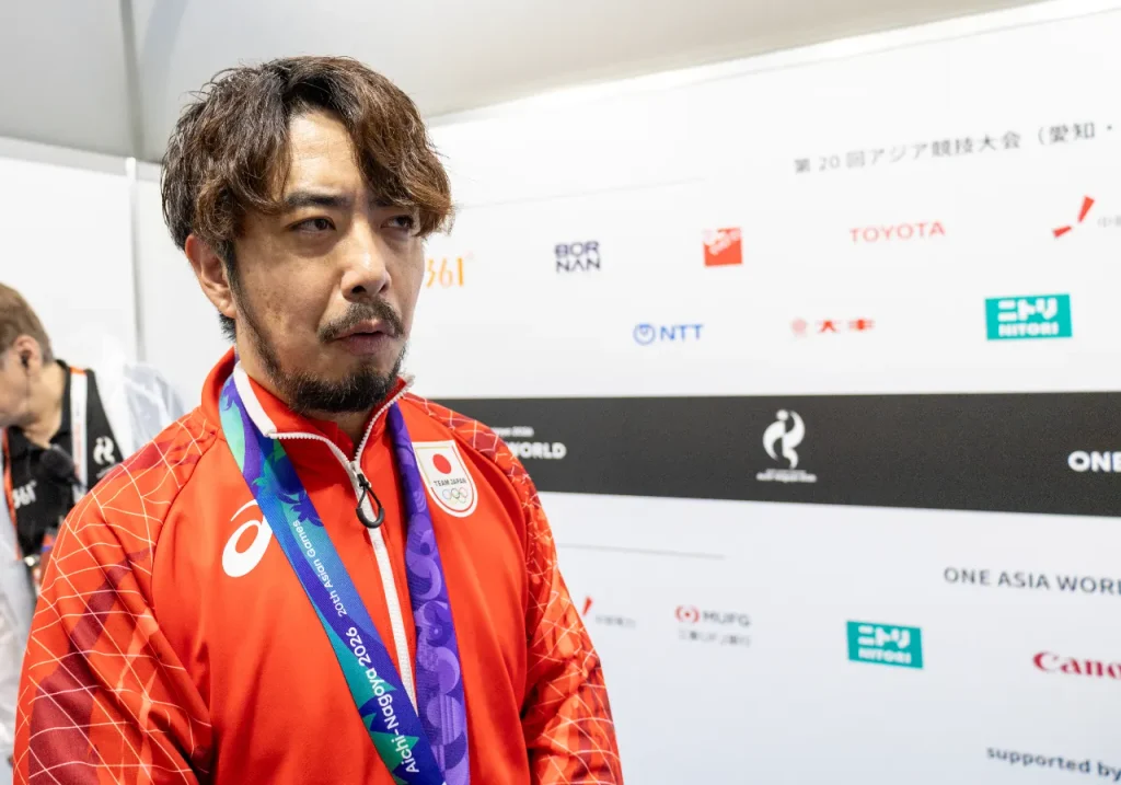 銀メダルをかけて取材に応じる鉄拳8担当の中山大地選手