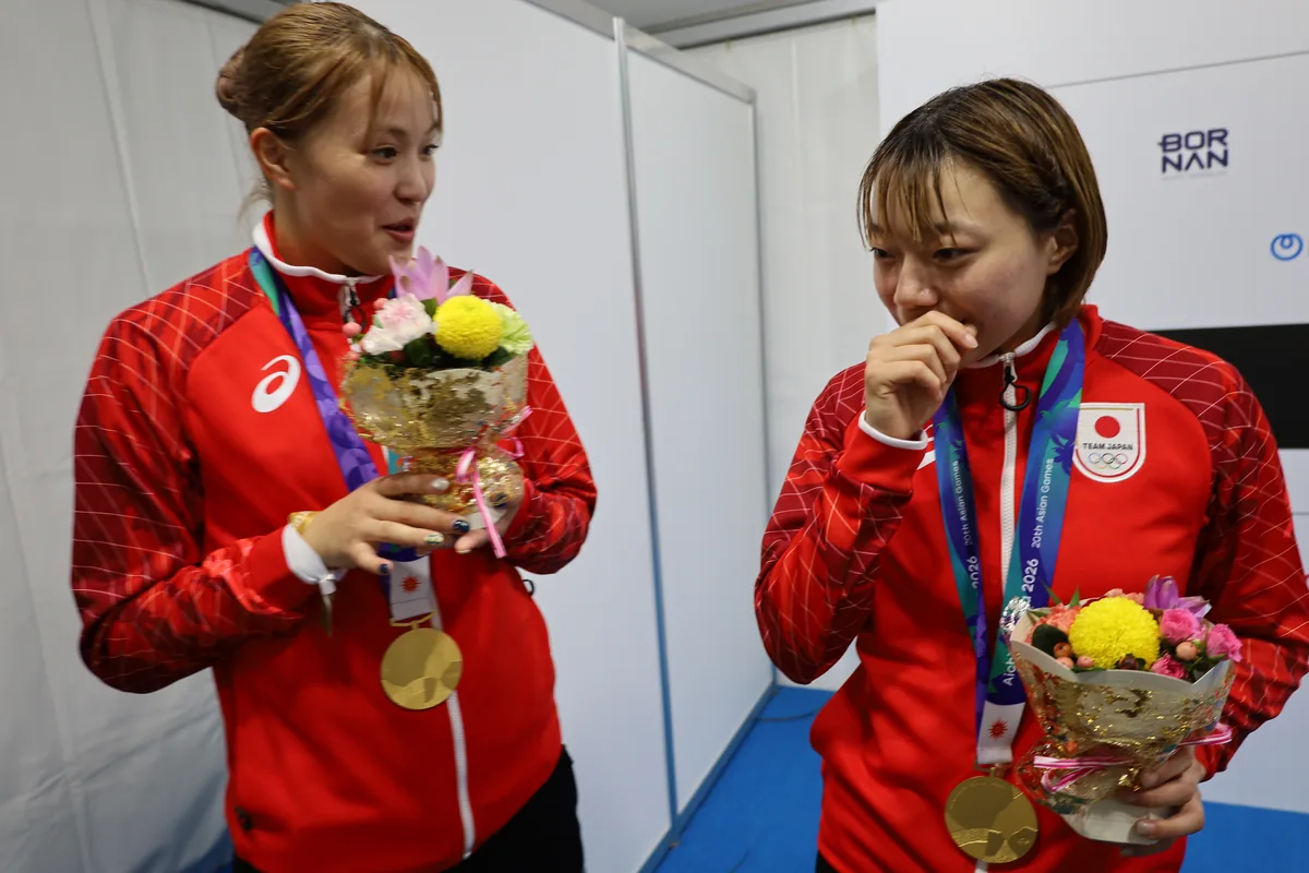 インタビュー後、金メダルを口元に寄せておどける堀内桜花選手と山本遥香選手