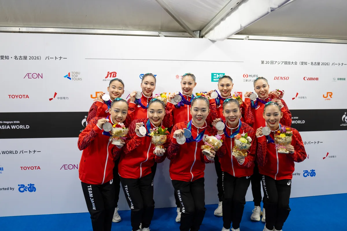銀メダルと花束を手に並ぶアーティスティックスイミング日本代表の10人