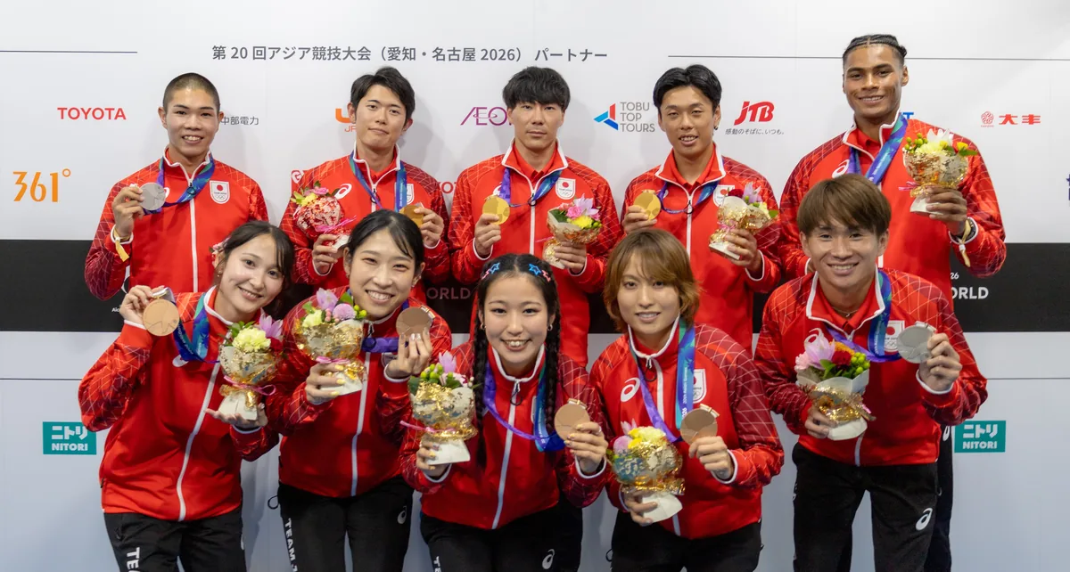 メダルと花束を手に並ぶ陸上日本代表のメダリスト10人