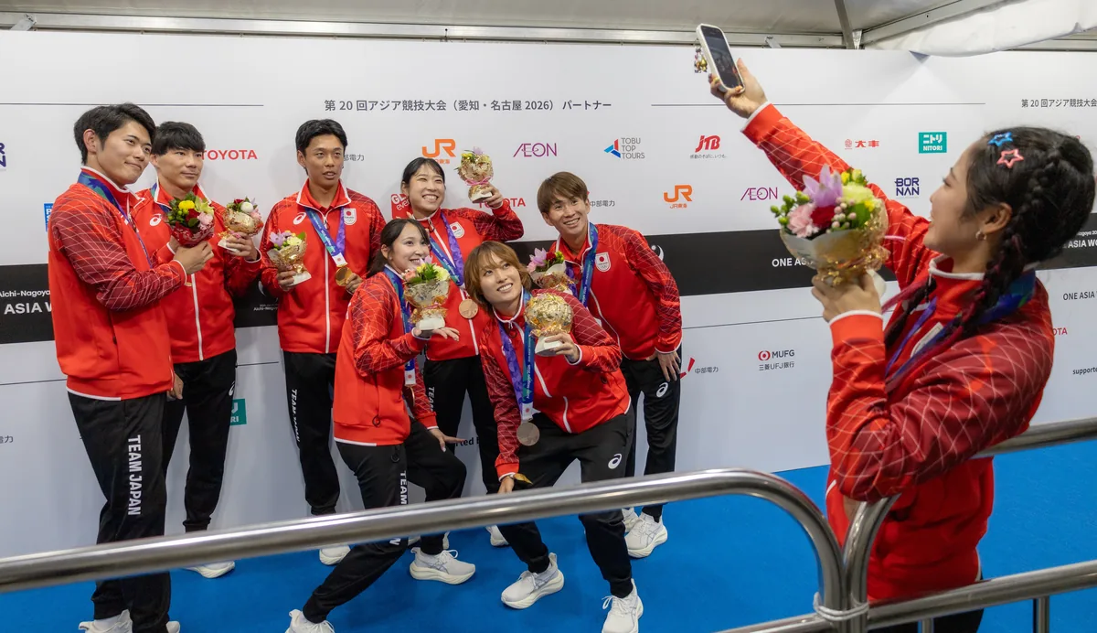 スマートフォンで自撮りをする陸上日本代表のメダリストたち