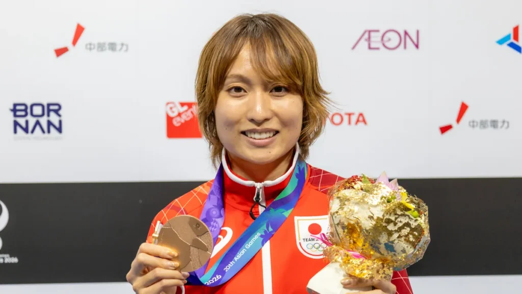銅メダルと花束を手に笑顔を見せる陸上女子4×100mリレーの御家瀬緑選手