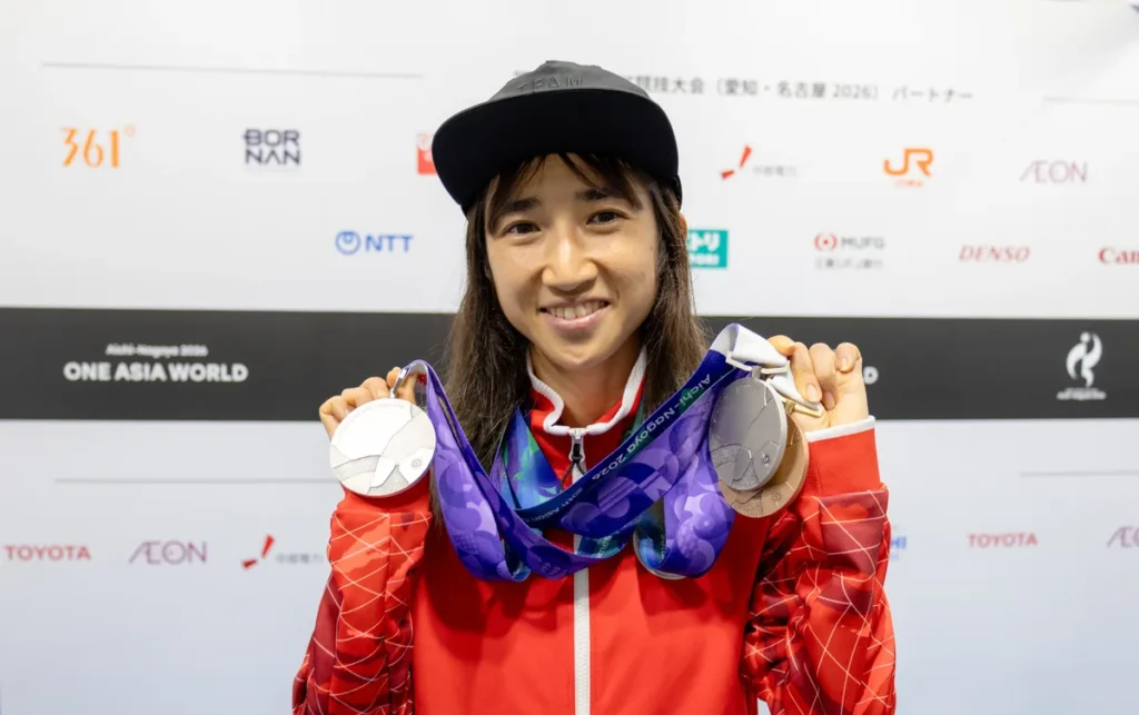 銀メダル2つと銅メダルを手にほほえむ陸上の田中希実選手