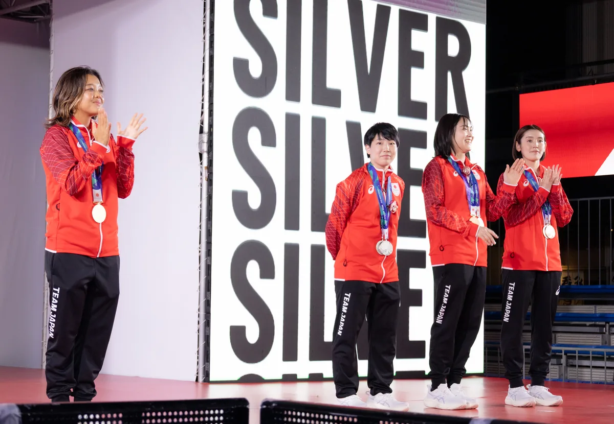 メダリストセレブレーションのステージで拍手をする池田美来選手、山口茜選手、中西貴映選手、岩永鈴選手