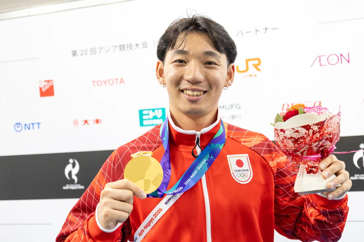 金メダルと花束を手に笑顔を見せるBMXフリースタイル男子パークの中村輪夢選手