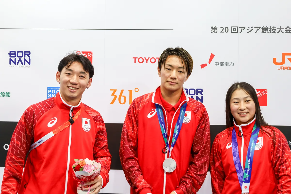 メダルを胸に並ぶBMXフリースタイルの中村輪夢選手、小澤楓選手、小澤美晴選手