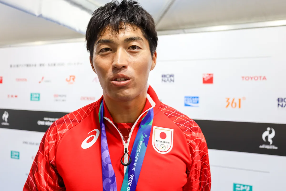 取材エリアで質問に答えるカヌーの井上暉央選手