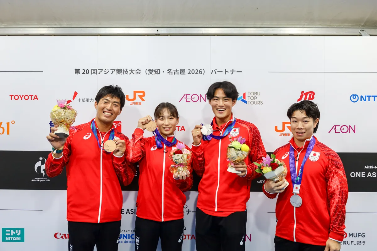 メダルと花束を手に並ぶカヌーの井上暉央選手・福田りん選手、陸上の宮尾真仁選手、ウエイトリフティングの宮本昌典選手
