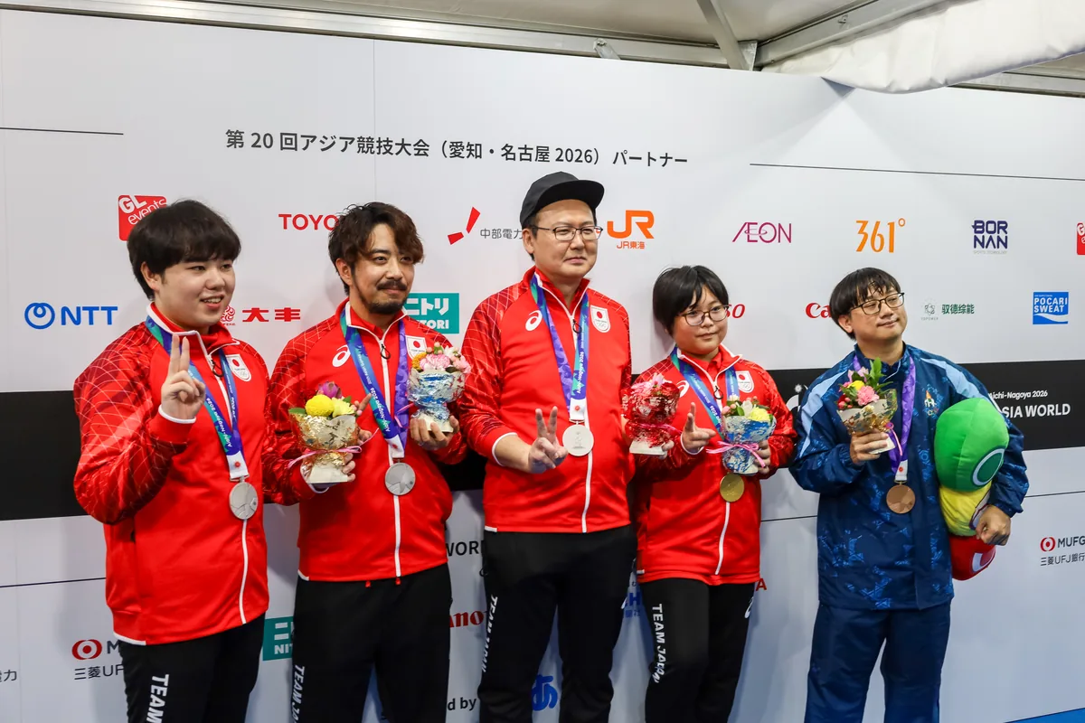 メダリストセレブレーションの取材エリアで記念撮影に応じるeスポーツのメダリスト5人