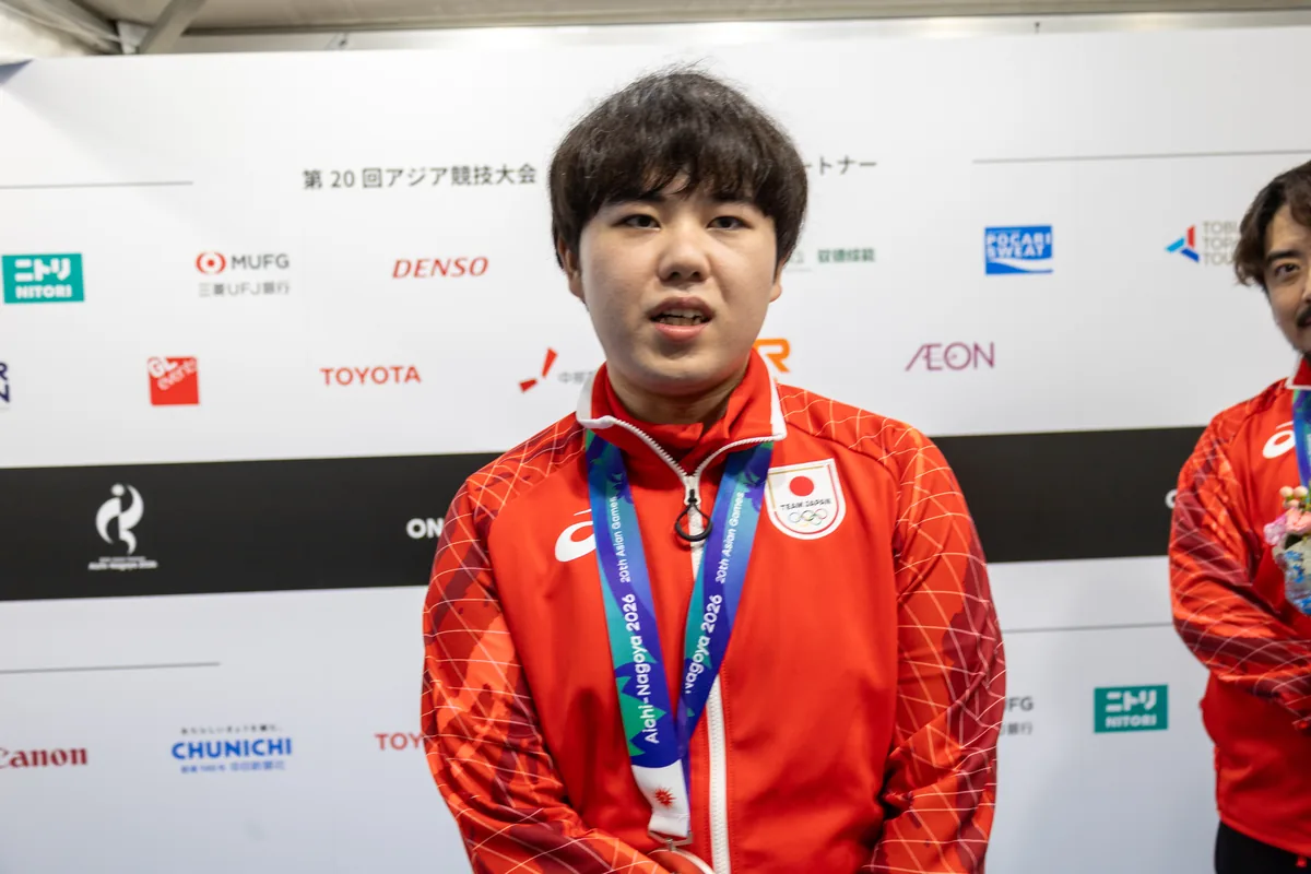 取材エリアで質問に答える対戦格闘団体戦 銀メダルの樋口孝治郎選手
