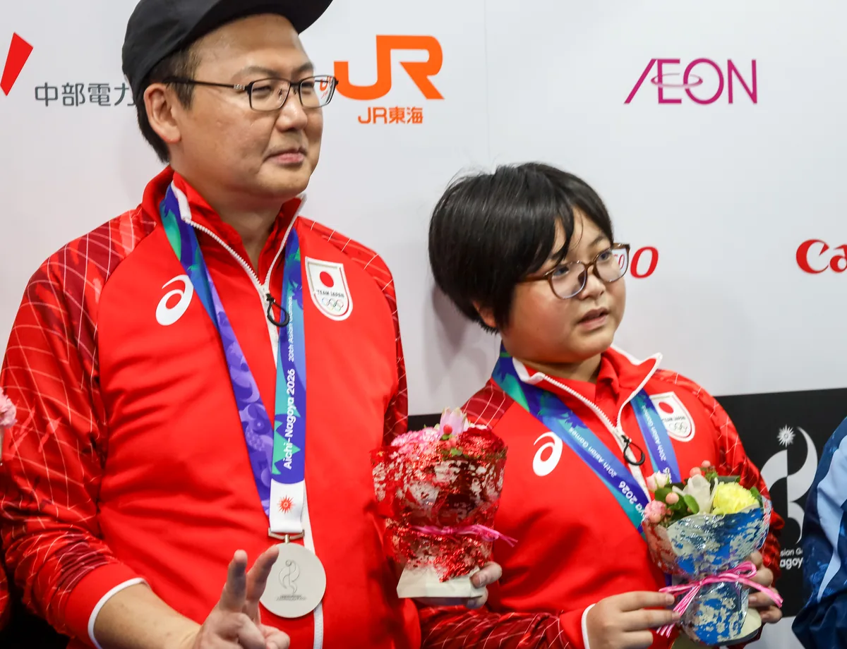 取材エリアで並ぶ対戦格闘団体戦 銀メダルの澤田彰仁選手と、ぷよぷよeスポーツ金メダルの栗原悠輝選手