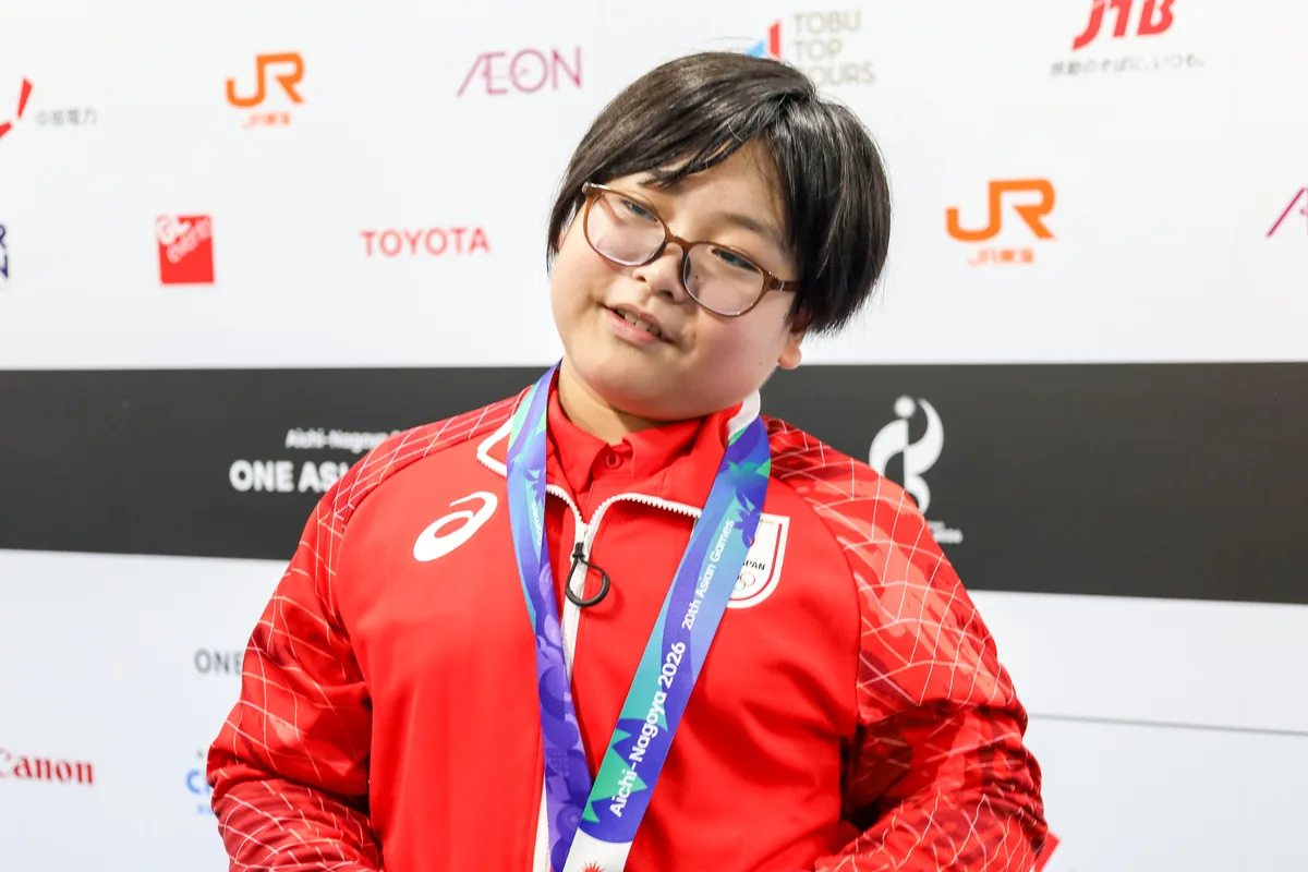 メダリストセレブレーションの取材エリアに立つ、ぷよぷよeスポーツ金メダルの栗原悠輝選手
