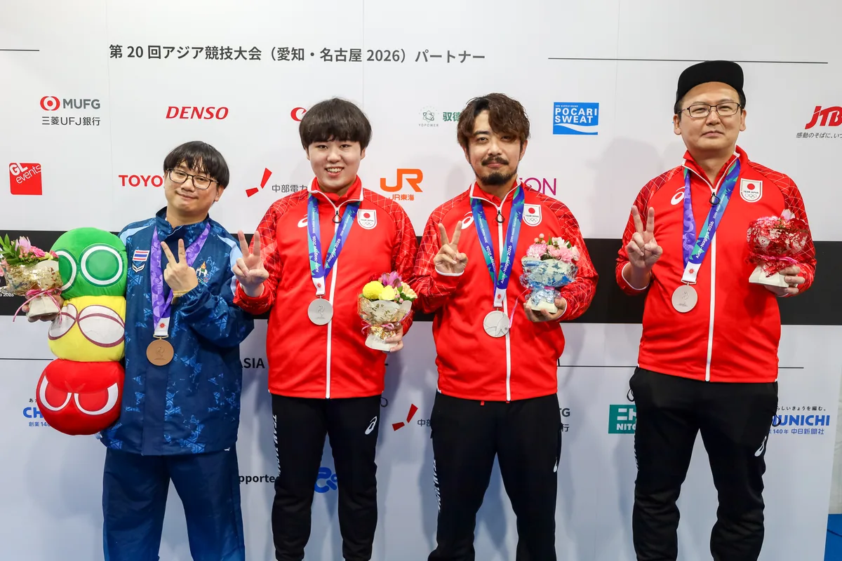 メダルを胸に並ぶタイのタナラック選手と、対戦格闘団体戦で銀メダルの樋口孝治郎選手・中山大地選手・澤田彰仁選手