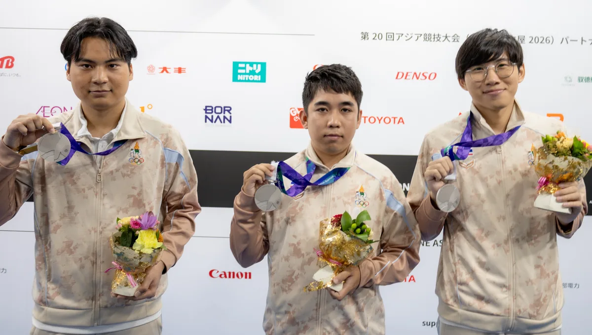 銀メダルと花束を手に並ぶeスポーツ NARAKA: BLADEPOINTのタイ代表3選手