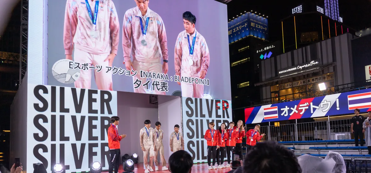 大型ビジョンに「タイ代表」と映し出されたメダリストセレブレーションのステージ