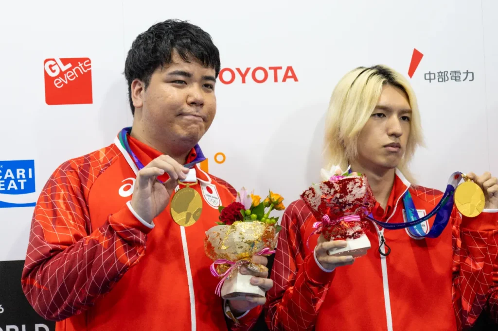 金メダルと花束を手にしたポケモンユナイト日本代表の佐藤博希選手
