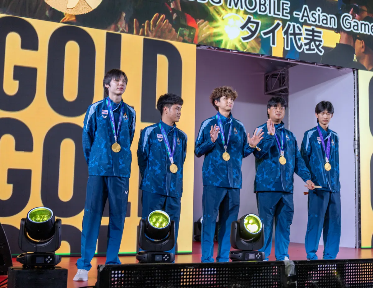「GOLD」の文字を背にステージに並ぶ金メダルのタイ代表5選手