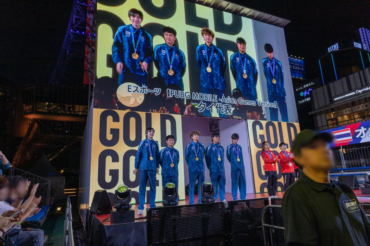 大型ビジョンに「タイ代表」と映し出され、ステージに並ぶeスポーツ PUBG MOBILEのタイ代表5選手