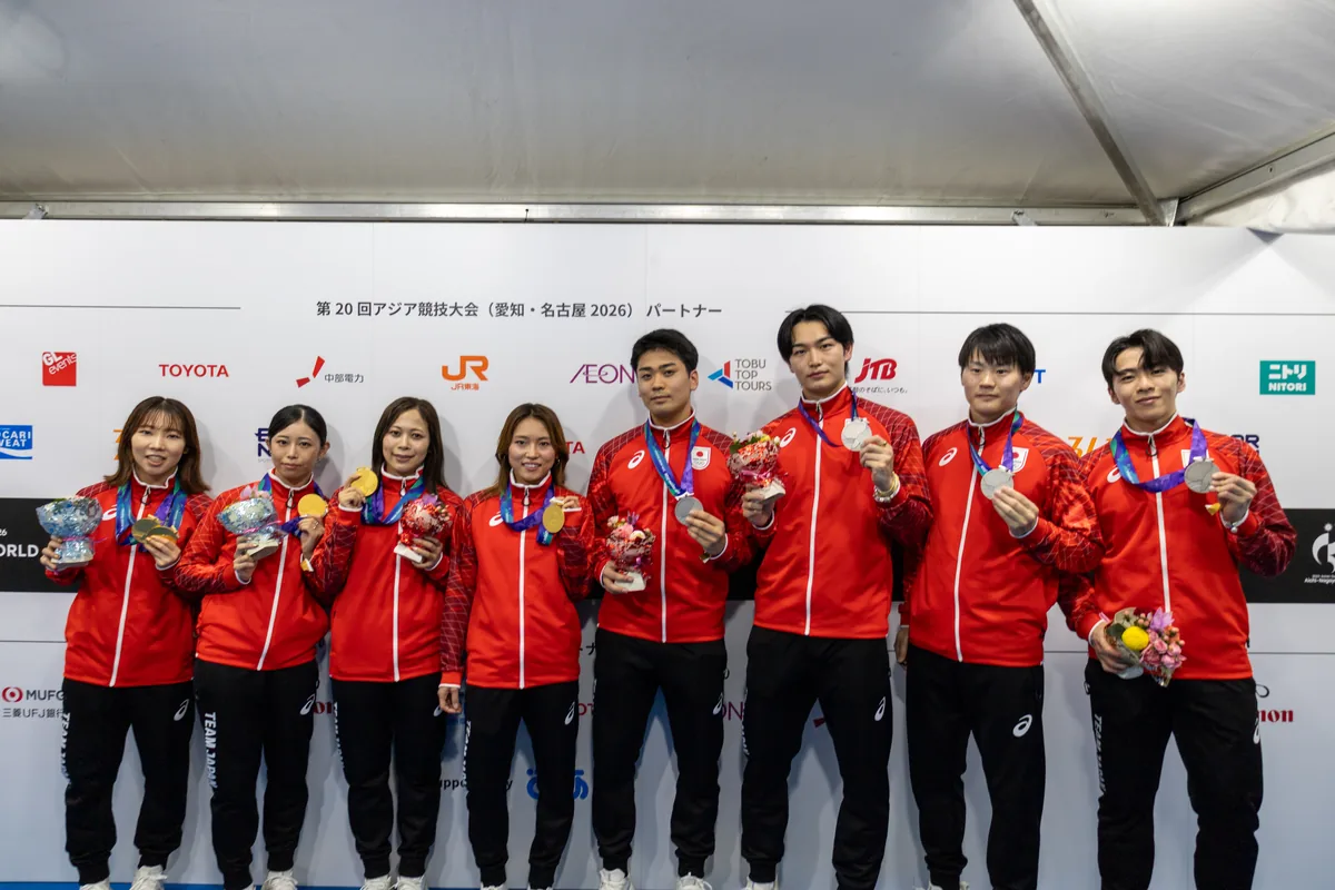 取材エリアに並ぶフェンシング女子フルーレ団体(金)と男子サーブル団体(銀)の日本代表8選手