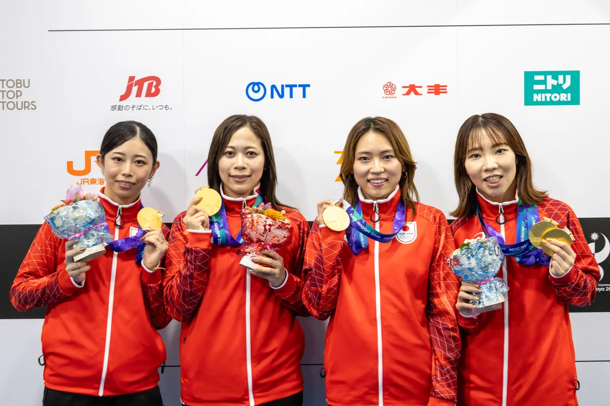 金メダルを掲げるフェンシング女子フルーレ団体の日本代表4選手