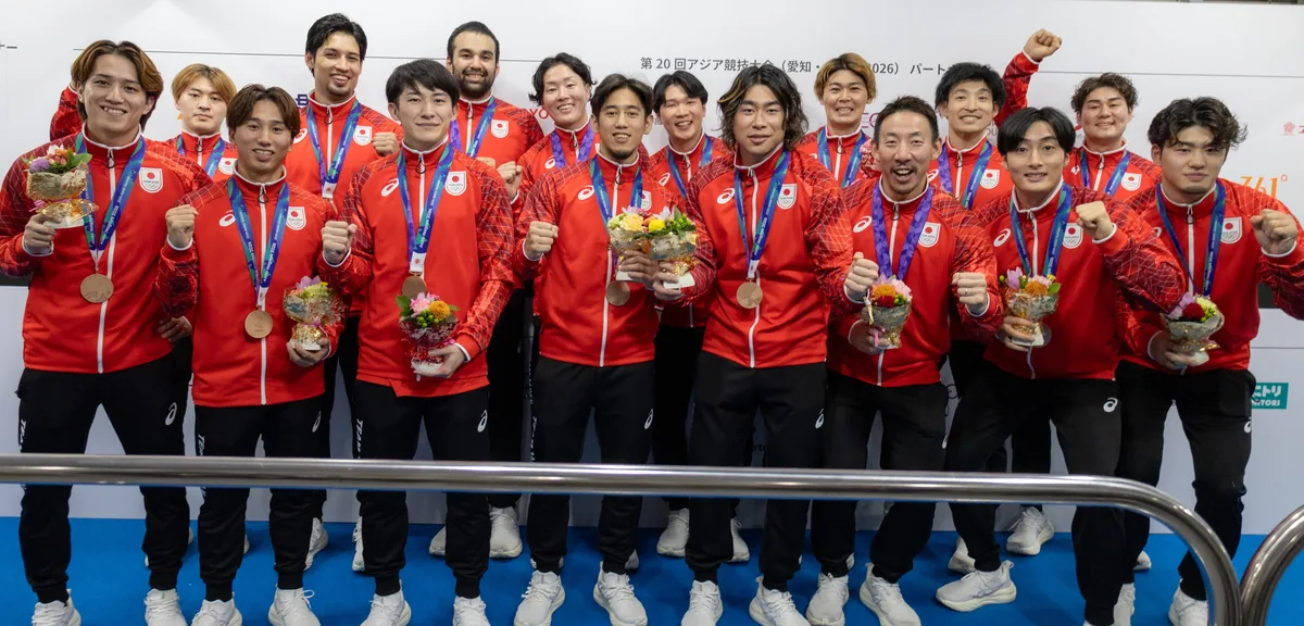 銅メダルを首にかけてガッツポーズをするハンドボール男子日本代表の16選手