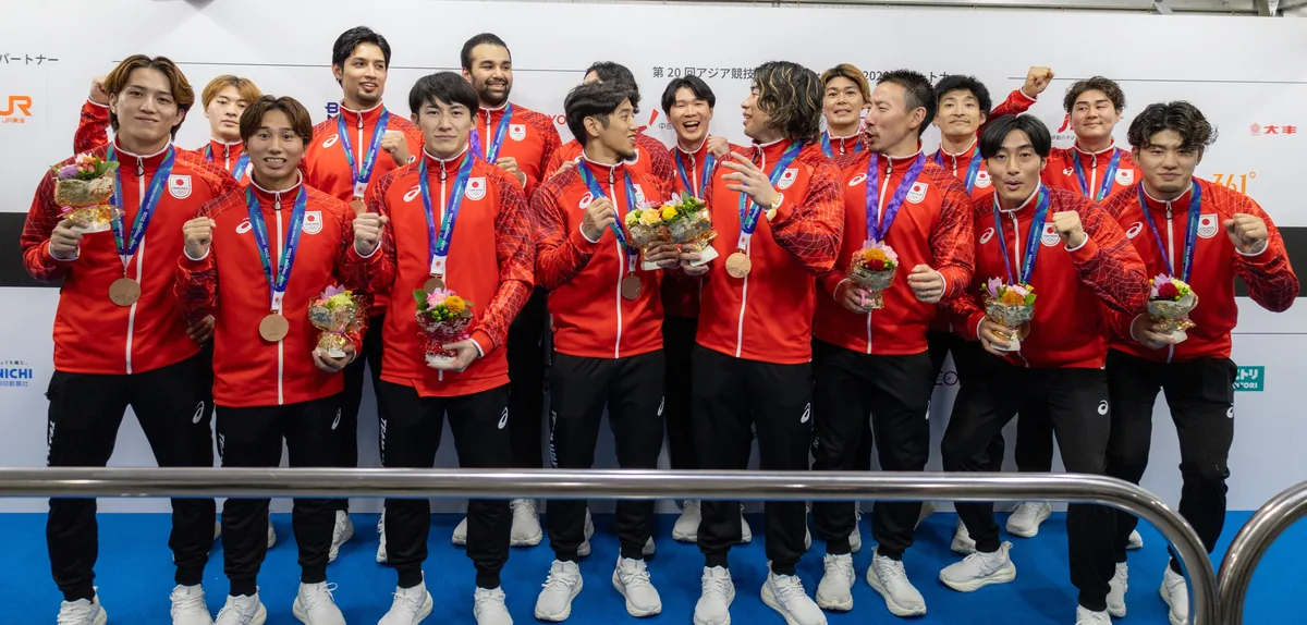 銅メダルを首にかけて笑顔を見せるハンドボール男子日本代表の選手たち