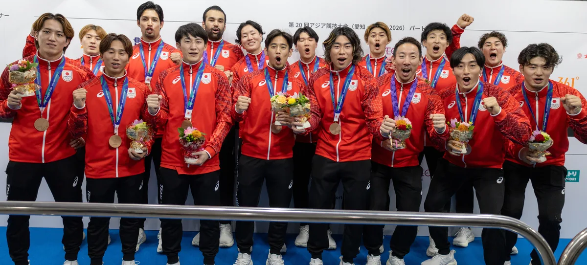 声を上げて拳を握るハンドボール男子日本代表の選手たち