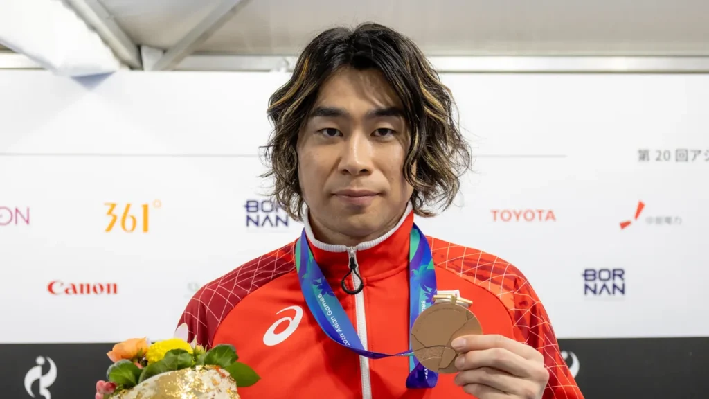 銅メダルを手にするハンドボール男子日本代表主将の水町孝太郎選手