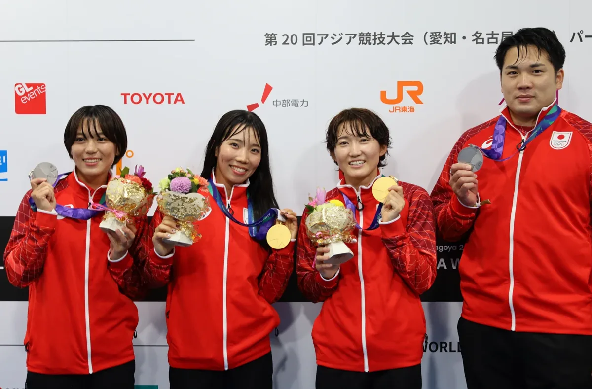 メダリストセレブレーション会場に並んだ陸上競技のメダリスト4人。左から女子七種競技 銀の梶木菜々香選手、同 金の田中友梨選手、女子棒高跳 金の諸田実咲選手、男子ハンマー投 銀の福田翔大選手