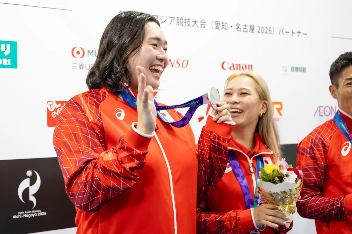 メダルを手に笑顔で並ぶ女子やり投の北口榛花選手と武本紗栄選手