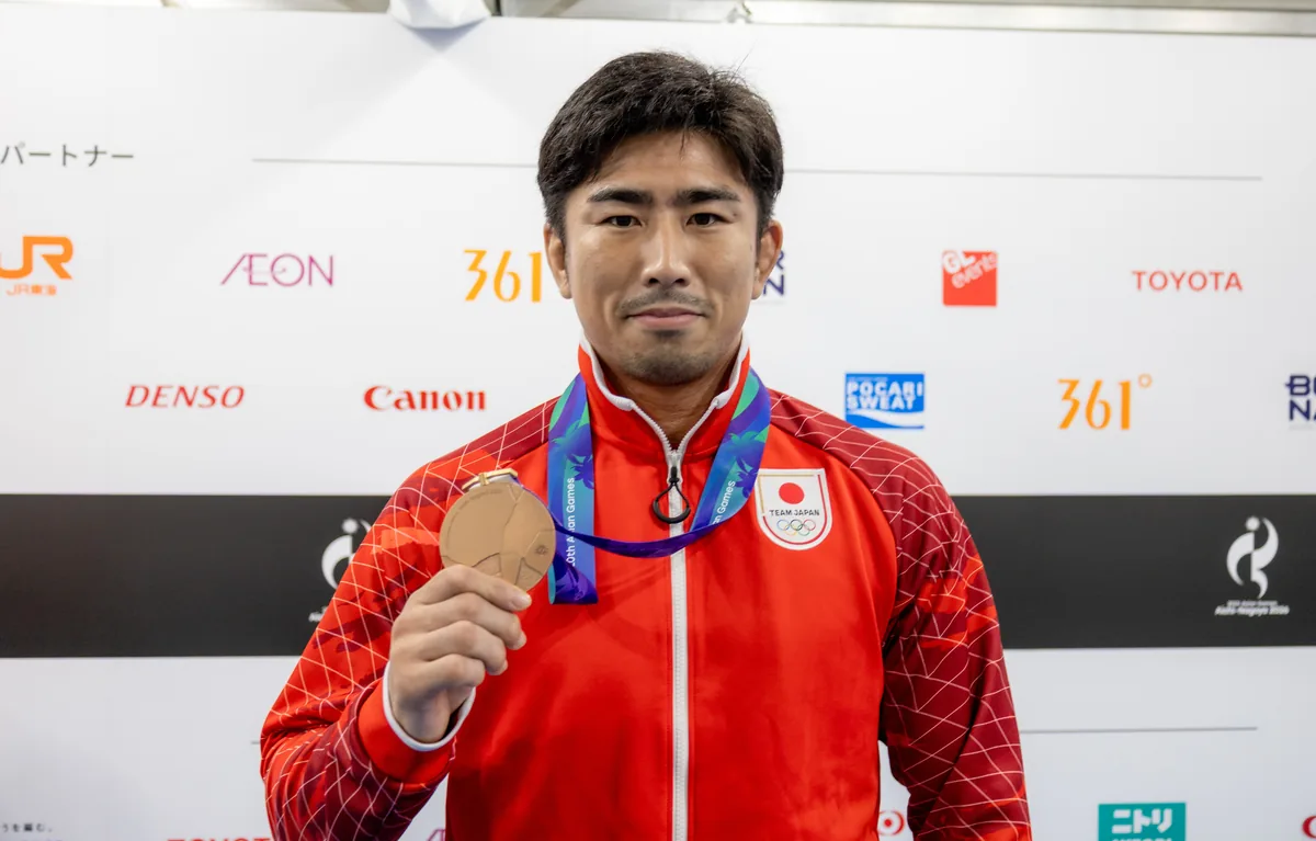 銅メダルを手にするクラッシュ男子81kg級の大吉賢選手