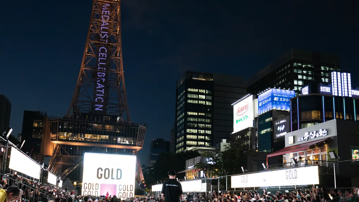 「MEDALIST CELEBRATION」の文字が浮かぶ中部電力 MIRAI TOWERと、観客で埋まったメダリストセレブレーションの会場