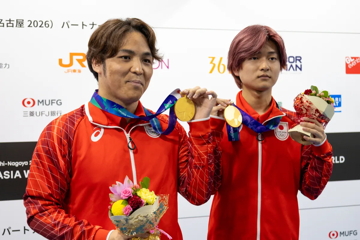 金メダルを手に並ぶ名古屋市出身の小瀬古雄大選手と東蓮汰選手