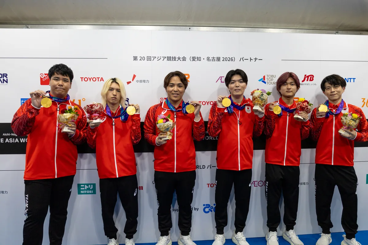 金メダルと花束を手に並ぶポケモンユナイト日本代表の6人