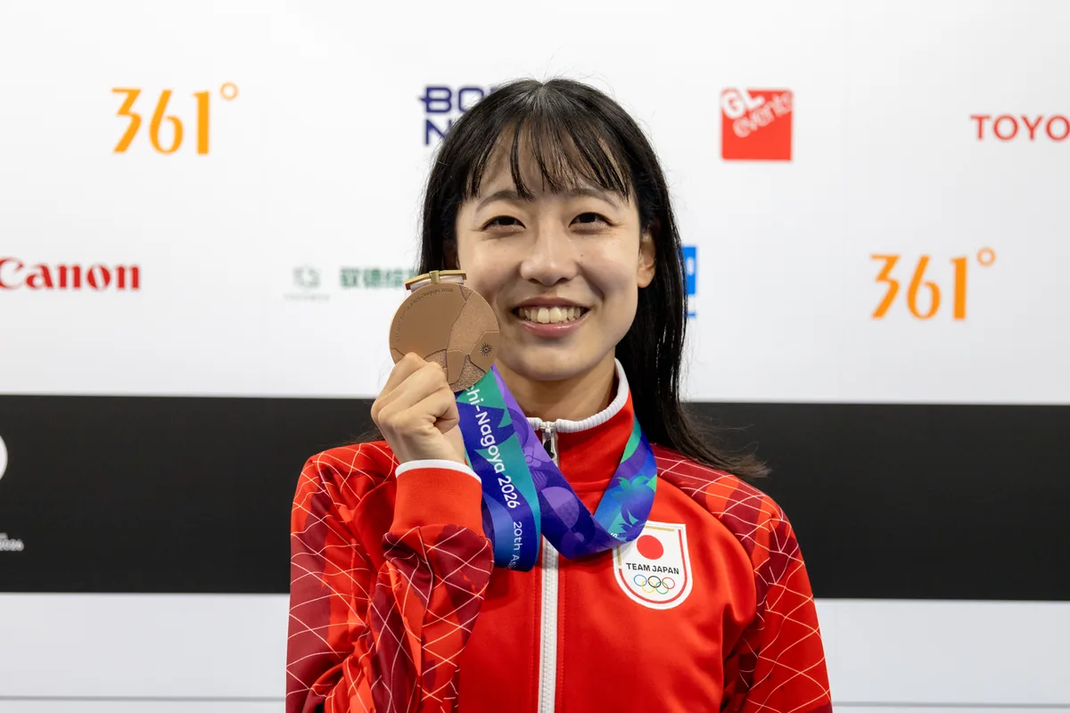 銅メダルを手に笑顔を見せる陸上女子マラソン競歩の梅野倖子選手
