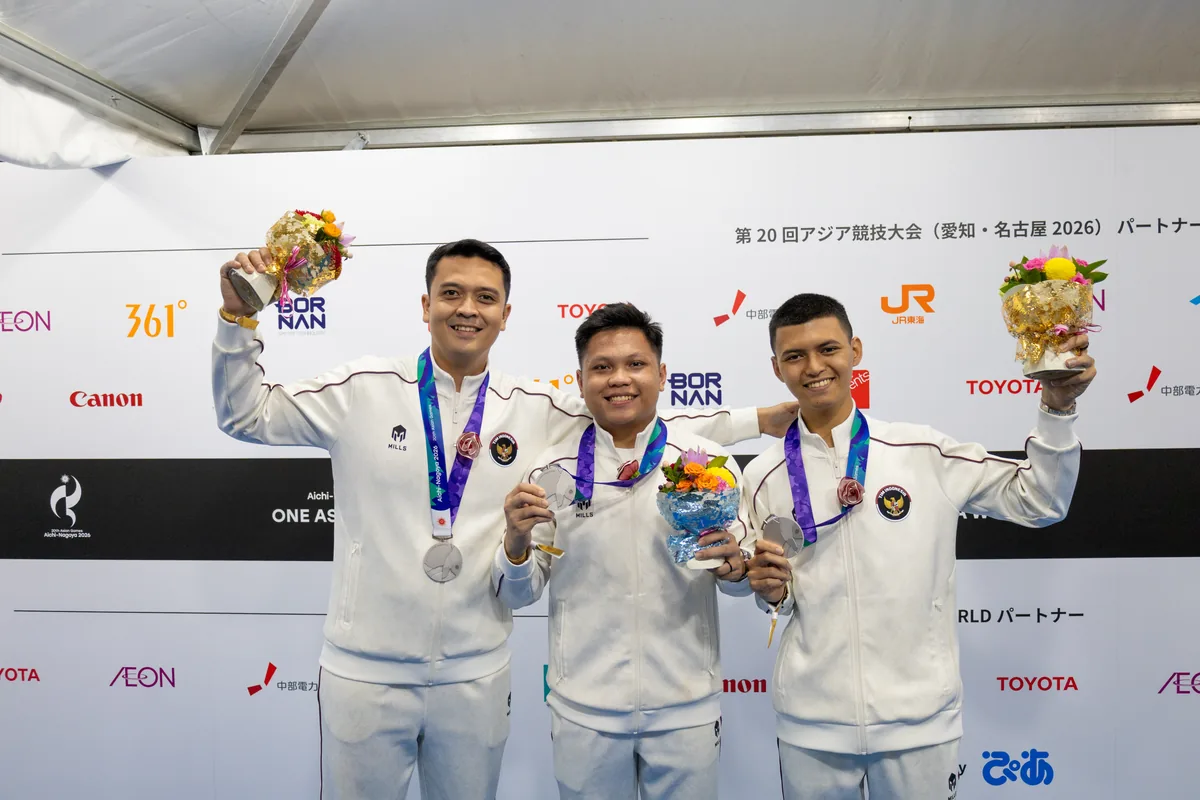 花束を掲げる射撃男子10mエアピストル団体銀メダルのインドネシア代表