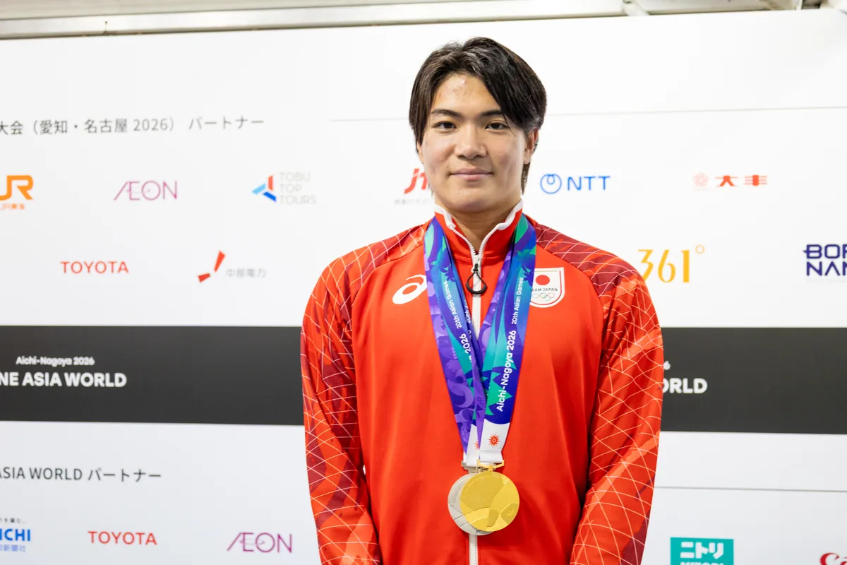 金メダルを胸にほほえむ競泳の松下知之選手