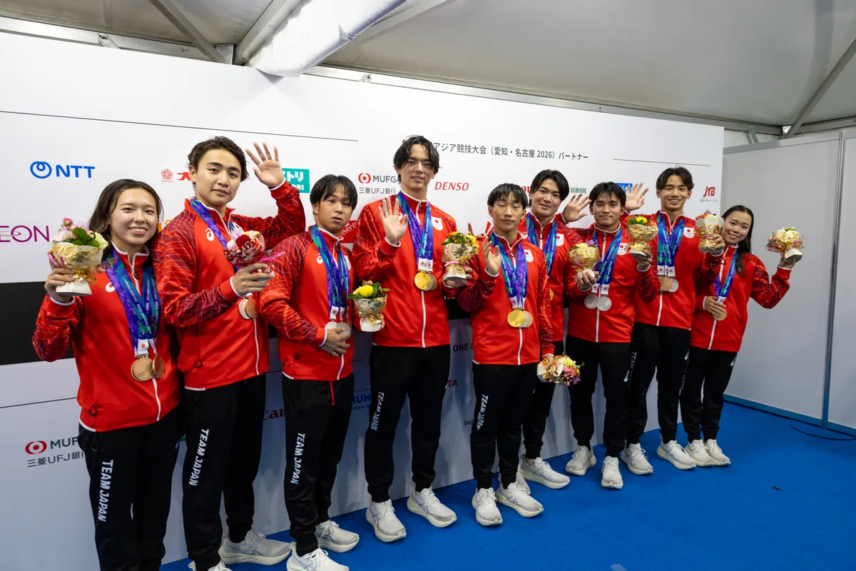 メダルと花束を手に並ぶ競泳日本代表のメダリスト9人